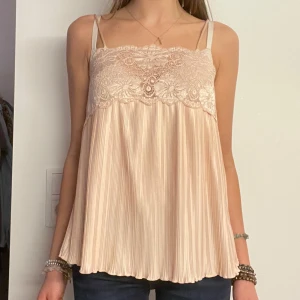 Söt topp - Så himla fint plisserat linne med spets🤗💕💕💕