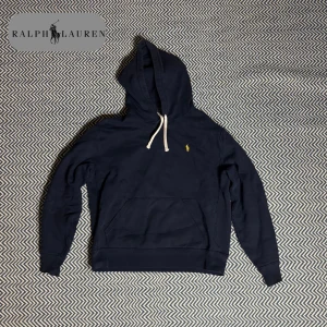 Ralph lauren hoodie  - Mörkblå Ralph lauren hoodie | storlek: M | skick: mycket bra , inga hål eller liknande | såklart äkta ⚜️kolla gärna in min andra Ralph lauren hoodie i min profil 