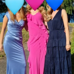 Rosa balklänning med volanger och slits - Säljer nu min balklänning som jag köpte förra året på mango. Endast använd en gång och kemtvättar efter. Storlek S och passar mig som brukar ha S. Går ner till marken på mig som är 172 + klackar. Går att sy upp enkelt. Säljer för 800 köpt för 1100