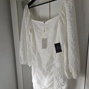 Helt NY! Klänning Nelly - Helt NY! Med taggs på.  Endast testad.  Utmärkt skick