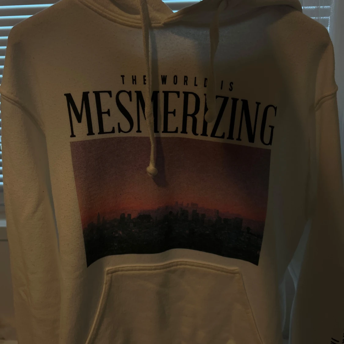 Vit hoodie med tryck - 1