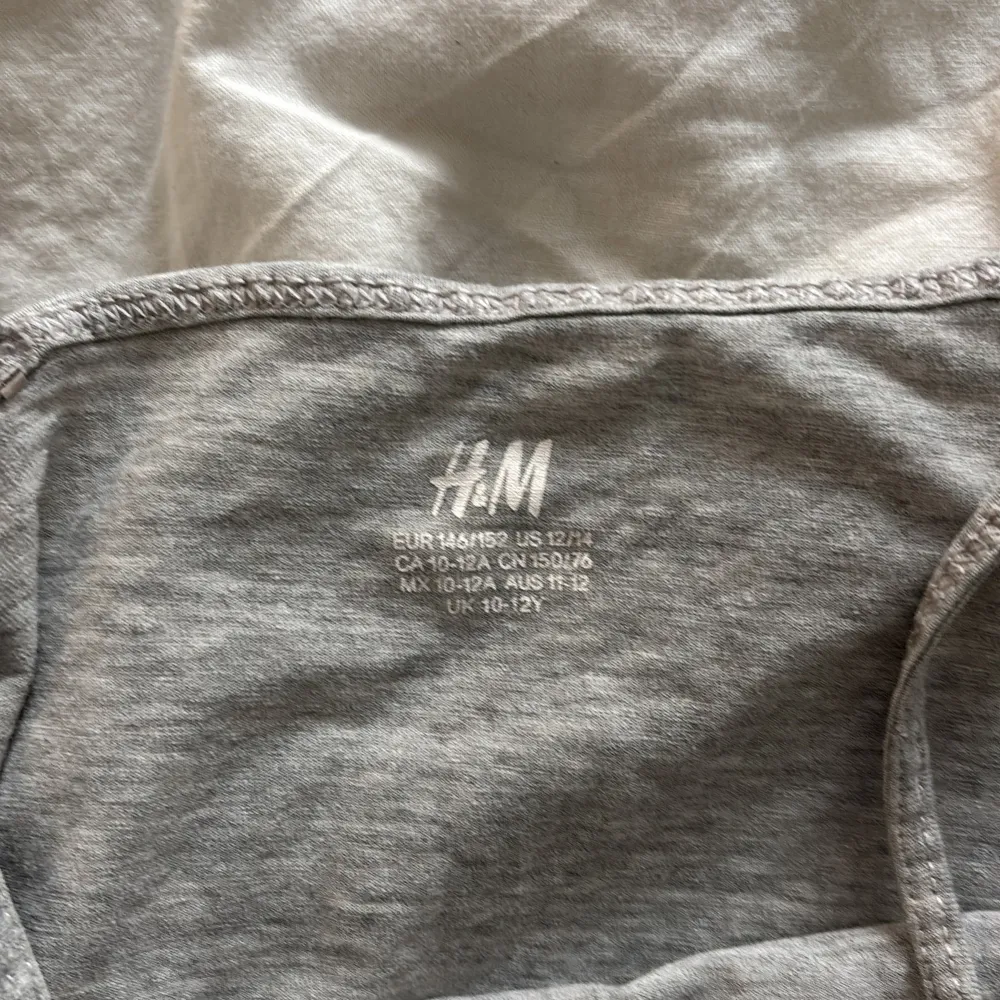 Säljer en enkel och stilren grå linnetopp från H&M. Toppen har smala axelband och rak passform, perfekt att matcha med jeans eller kjol. Mjuk och skön bomullskänsla. Säljer en likadan i svart . Yläosat.