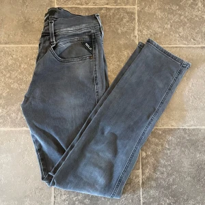 Replay Anbass jeans - •10/10 skick - helt nya✅ •Storlek W29, L30📏 •Inkluderat - jeans👖 •Fraktar inom 24h📦 •Nypris - ca 1600 SEK💸