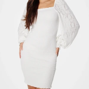 Studentklänning  - Säljer en oanvänd studentklänning som bara är provad, glömde skicka tillbaka😅 etiketten sitter kvar och klänning ligger kvar i påsen den kom i. Den är i storlek 36 och köpte för 300kr men säljer för 100kr