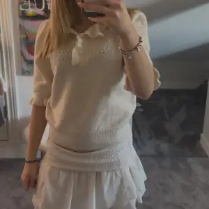 jätte söt vit stickad tröja!