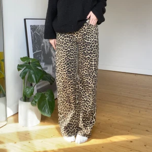 Leopardmönstrade byxor - Snygga leopardmönstrade byxor med en loose passform. Byxorna har en hög midja och är tillverkade i ett bekvämt material. Långa och bra i modellen, jag är 173cm