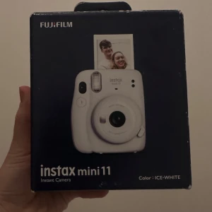 Instax mini 11 - Säljer min Instax Mini 11. Jag har två stycken och köpte den här specifikt till ett evenemang. Nu behöver jag inte två längre, så därför säljer jag den. Allting fungerar som det ska och den är i superbra skick! 🤍
