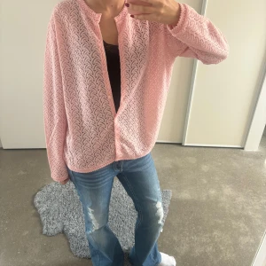 Rosa spetsjacka - Säljer en söt rosa spetskofta 