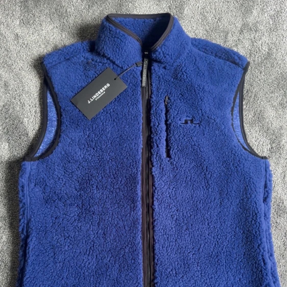 Blå fleeceväst från J.Lindeberg