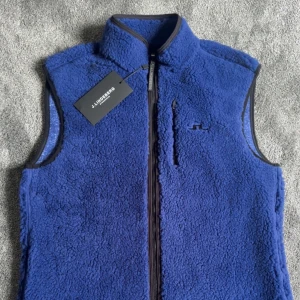 Blå fleeceväst från J.Lindeberg - Sista feta blå fleeceväst från J.Lindeberg i lager efter förra som blev såld. Storlek S passar även M. Helt ny o fräsch. Pris kan diskuteras.