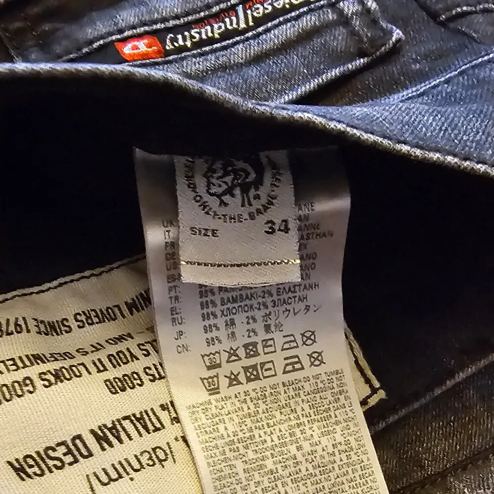 Säljer ett par svarta slim fit jeans från Diesel, modell D-Strukt. Jeansen har slitna detaljer framtill, klassisk femficksdesign och stretchigt material för extra komfort. Perfekta för dig som gillar en modern och smal siluett.. Farkut & Housut.