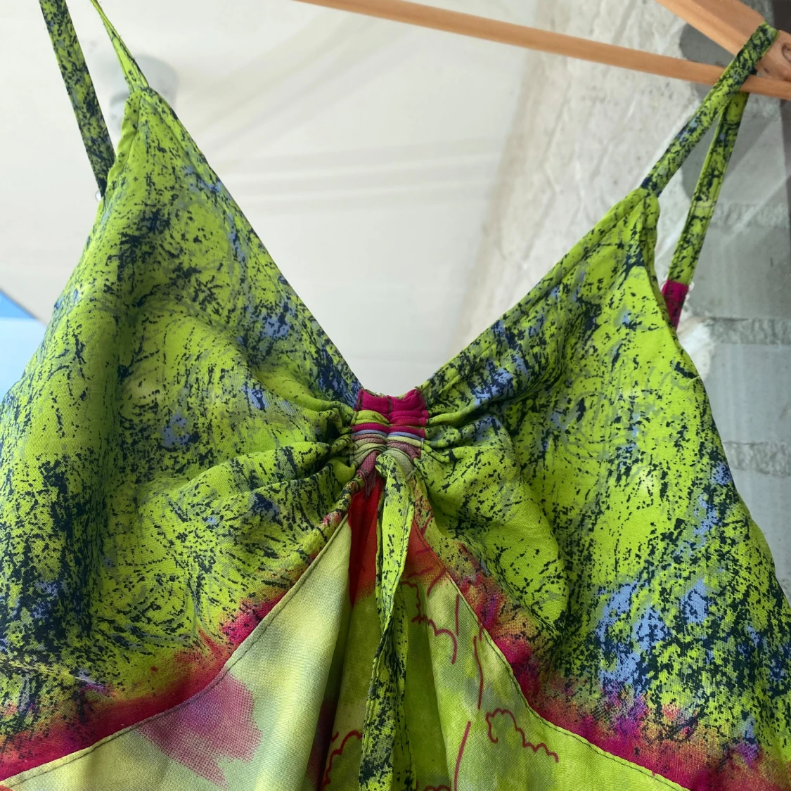 Färgstark långklänning med tropiskt mönster - 2