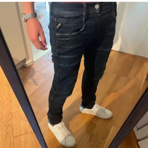 Replay anbass  - Slim fit replay anbass|navy blue|strl 30/32| skick 9/10| nypris ca:1999| vårt pris endast:699kr. Vid frågor ”kontakta”📩