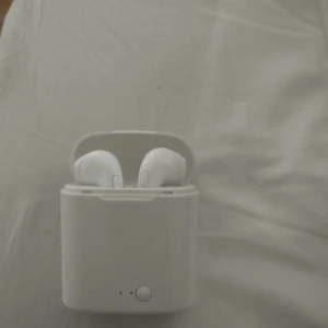 Trådlösa hörlurar  - Funkar felfritt! Skriv vid frågor