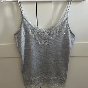 Spetslinne - Grått spetslinne från Bikbok