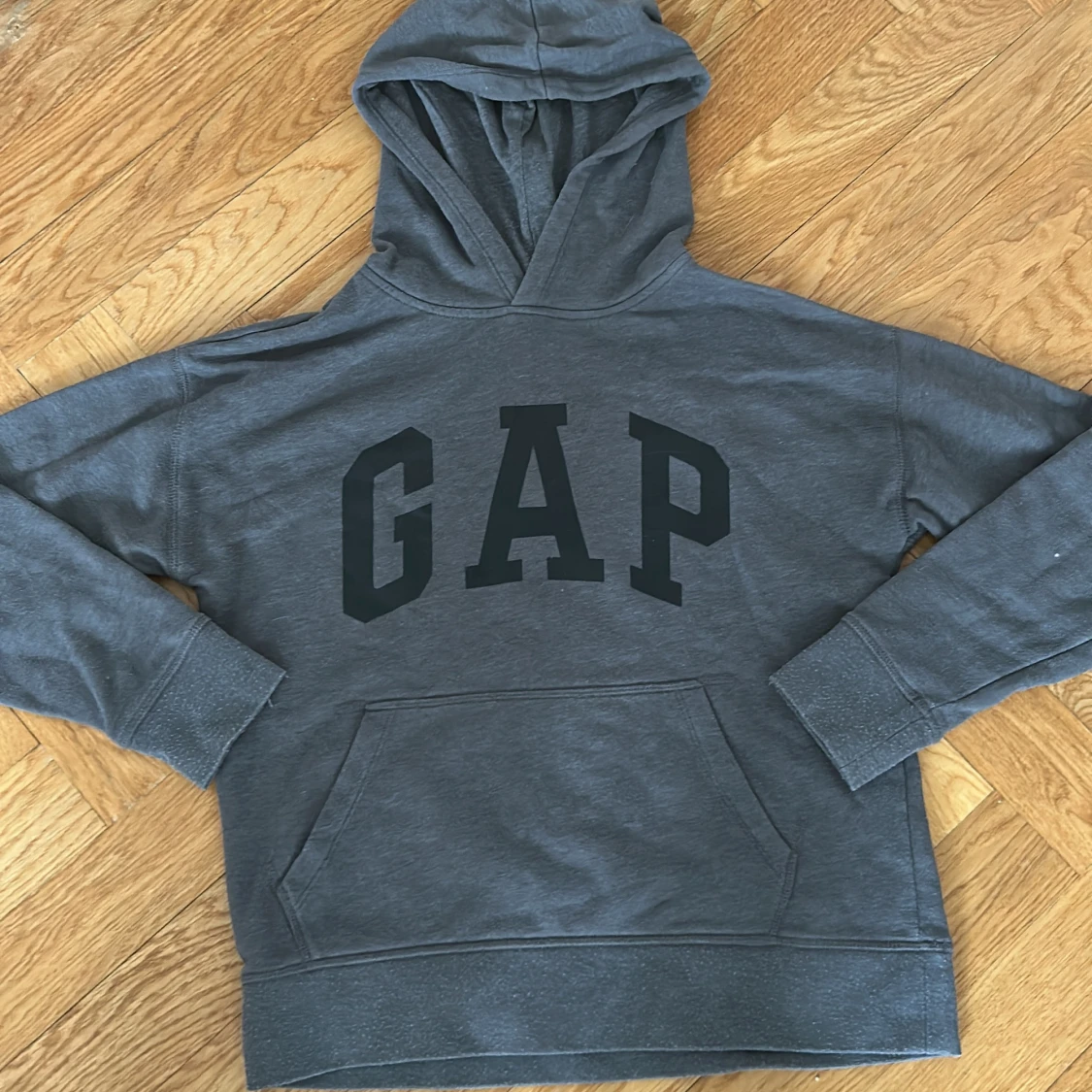 Grå hoodie från GAP