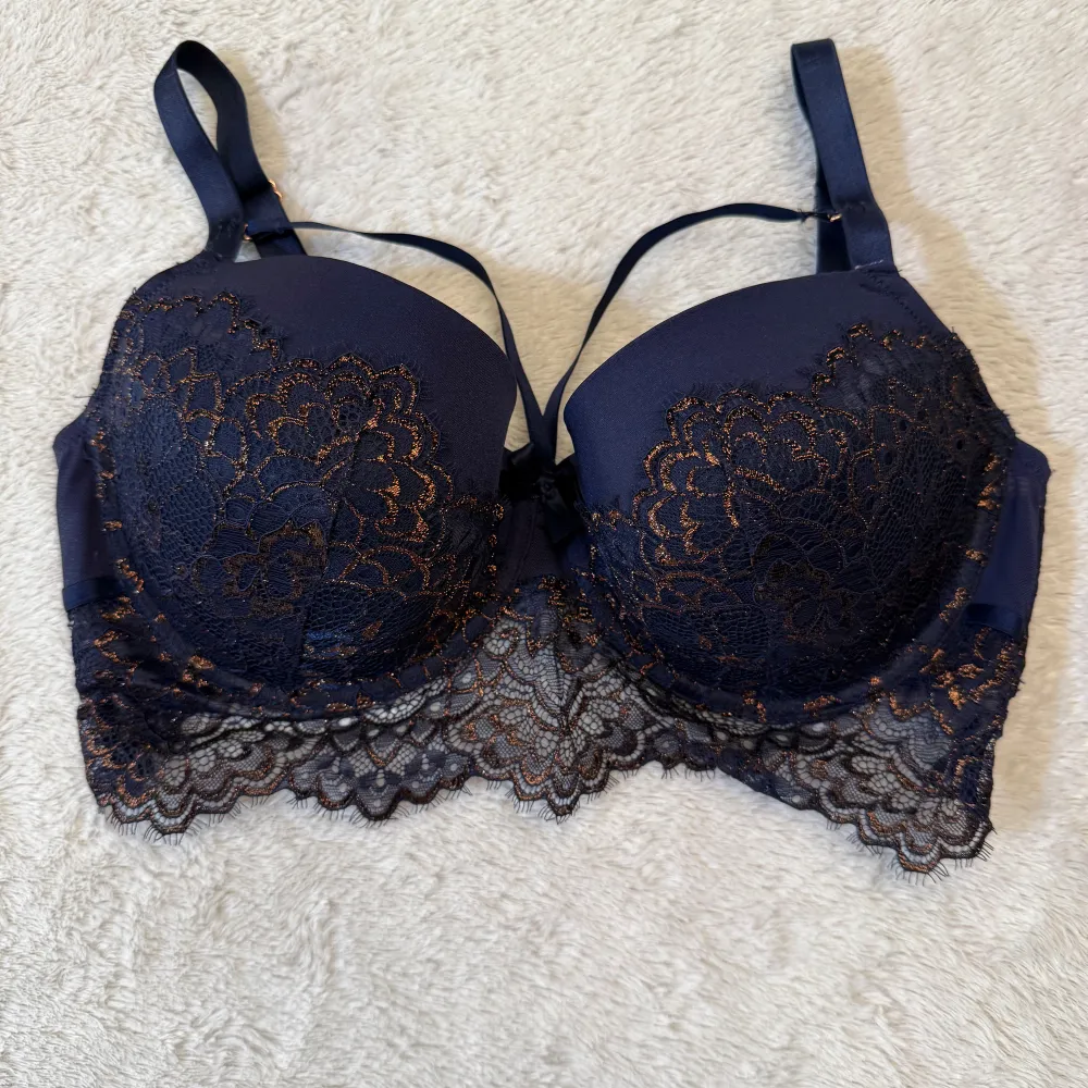 Jättefin blå bh i spets ifrån Hunkemöller i storlek 80E. Ny och oanvänd.💕Skriv jättegärna ett omdöme efteråt. Snabb leverans. 🚚 . Muu.