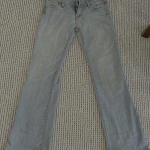 Ljusblå jeans med bootcut - Sååå snygga jeans!! Låga å långa! Midjemått:38 Innerbenslängd:82 🙏🙏🙏 Så najs å vårig färg 
