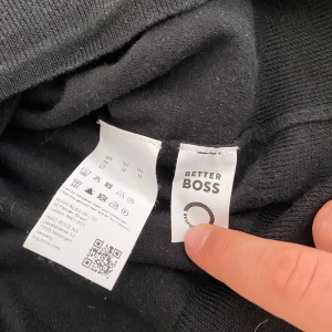 Svart Ull tröja från Boss - Säljer en stilren svart tröja från BOSS. Tröjan har en klassisk design med rund hals och långa ärmar. Perfekt för en minimalistisk look. 🖤ny pris ca 1100