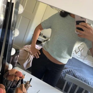 Ljusgrön stickad tröja - Säljer en ljusgrön stickad tröja med korta ärmar. Tröjan har en croppad passform och är perfekt för vår och sommar. Enkel och stilren design som passar till många olika outfits.