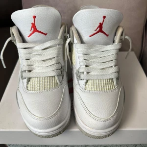 Vita Jordan 4 - Säljer ett par jordan 4s i storlek 38,5 (äkta). Nypris ca 6000kr. Väldigt sparsamt använda i gott skick, det är bara att jag har bytt sulor på de. Paket och crease skydd medföljer. Pris går att diskuteras, skriv om du vill ha fler bilder eller har några funderingar! Möts upp i stösta delen av skåne, helst Malmö