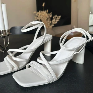 Vita klackar - Säljer mina vita klackar från berskha, som bara är använda fåtal gånger (därav priset), storlek 39 men passar även 38 utan några problem.  Klackhöjd ca 7,5 cm, men jätte lätta att gå i.  Säljer pga att de bara står i garderoben. Annars väldigt fina till vita outfits och bra val till studenten🤍 Priset kan självklart diskuteras!