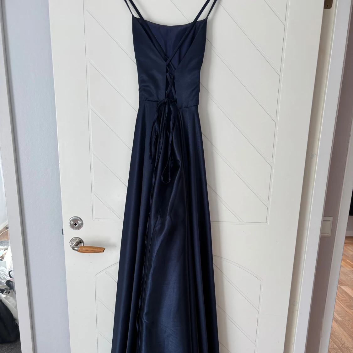 Marinblå balklänning med smala axelband - 1