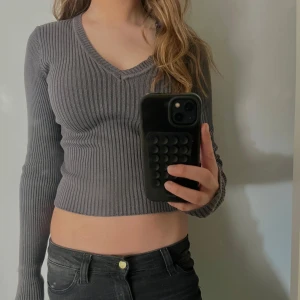 Grå ribbad topp Brandy Melville - Så fin topp från brandy melville! Aldrig använd. One size, men skulle säga att den sitter som en S!