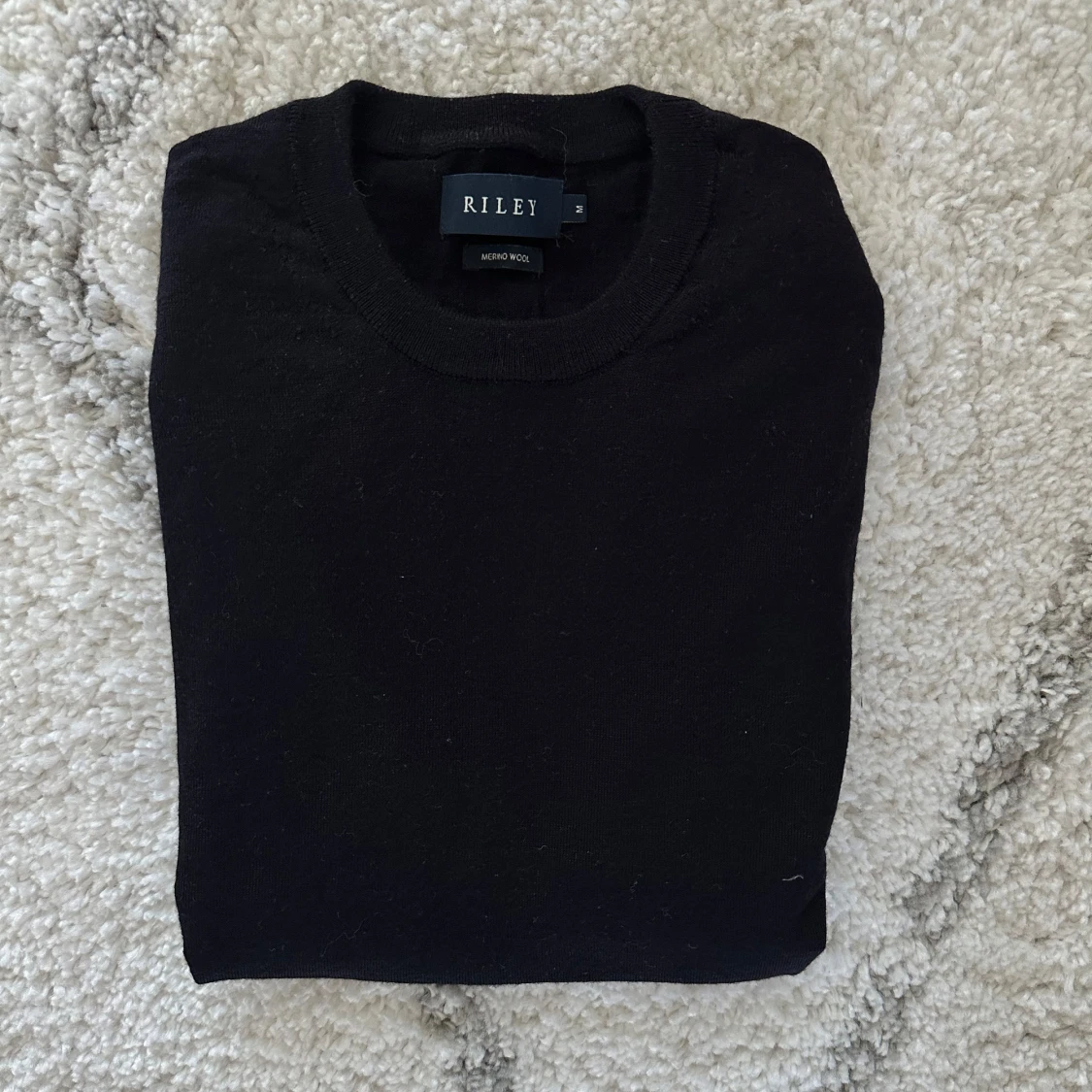 Svart merinotröja