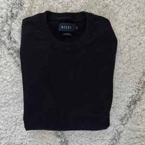 Svart merinotröja - Mycket bra skick. Medium men liten i storlek