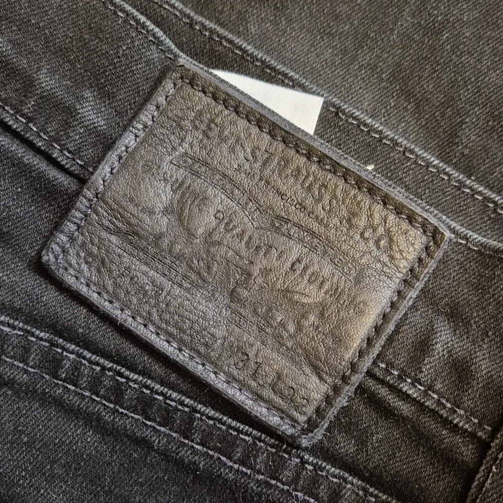 Säljer ett par svarta Levi's 514 jeans med klassisk femficksdesign och raka ben. Jeansen har knapp- och dragkedjegylf samt Levi's läderpatch bak i midjan. Perfekta för dig som gillar en tidlös och stilren look.. Farkut & Housut.