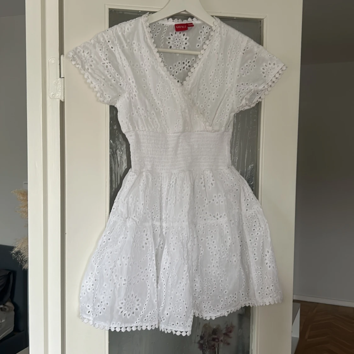 Vit broderad kortklänning från RYVLS - 1