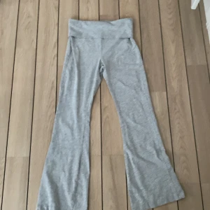 Grå mjukisbyxor med utsvängda ben yoga pants  - Säljer ett par ljusgrå mjukisbyxor med bred linning och utsvängda ben. Byxorna är i mjukt bomullsmaterial och har en relaxed passform, perfekta för en chill stil.skriv för fler bilder och pris 💗💗💗