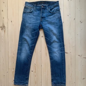 Nudie jeans, Grim Tim, 31/30 - Halloj! Säljer detta par Nudie jeans i fin tvätt, och sjukt snygga fades på båda bak- och framsida! Riktigt bra skick, inga slitningar eller hål. Jeansen är i modellen Grim Tim, W31, L30. Det är bara att höra av sig vid frågor eller om du vill ha fler bilder!☀️