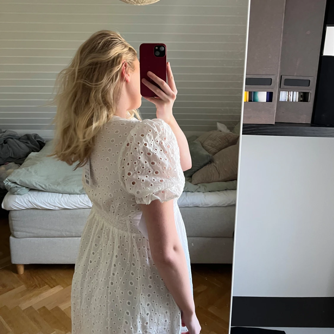 Vit klänning med puffärmar - 1