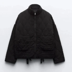 Svart quiltad jacka från Zara - Säljer en svart quiltad jacka från Zara då den inte passade mig😊💞