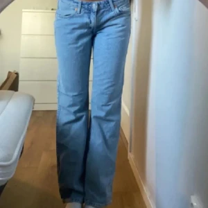 Ljusblåa arrow weekday jeans💙 - Säljer ett par ljusblåa arrow low straight jeans från Weekday! 💙Strl: W 28, L 32. Det är självgjorda snören i jeansen som inte syns ifall man vill att midjan ska bli tightare! om man inte vill så är det ingen skillnad om de är där eller inte! Pris: 250kr!