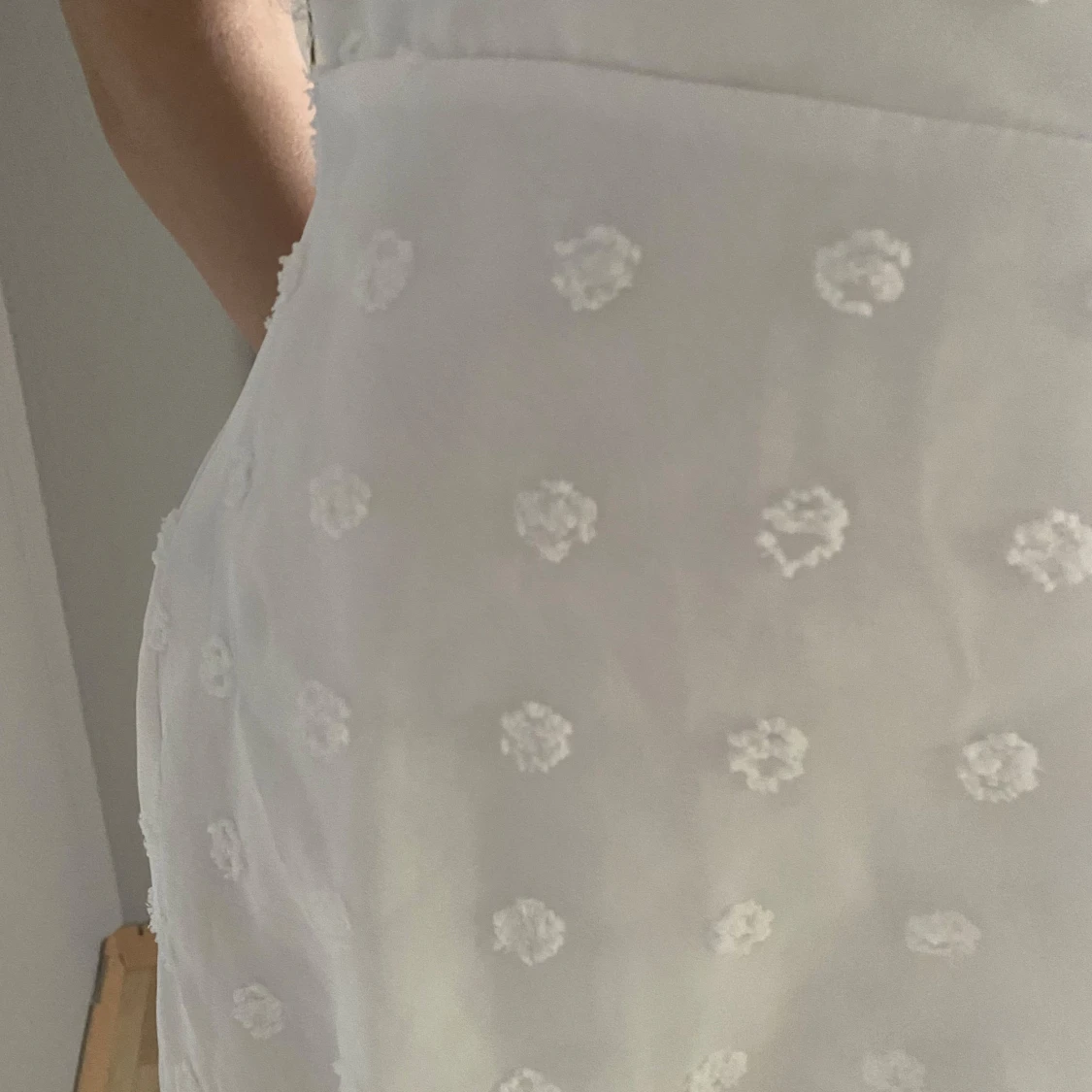 Vit omlottklänning med volang - 4