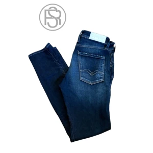 Replay Anbass - Säljer nu dessa ”HELT NYA” replay anbass utan tags. De är i storlek 29W 32L och är i nyskick. Snygga washed mörkblåa perfekt nu inför våren. Tveka inte av att höra av er om frågor!😃