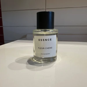 ESSNCE Fleur Chere Eau de Parfum - Parfymen heter Fleur Chere och är en Eau de Parfum inspirerad av baccarat rouge 540. Köptes för 360kr