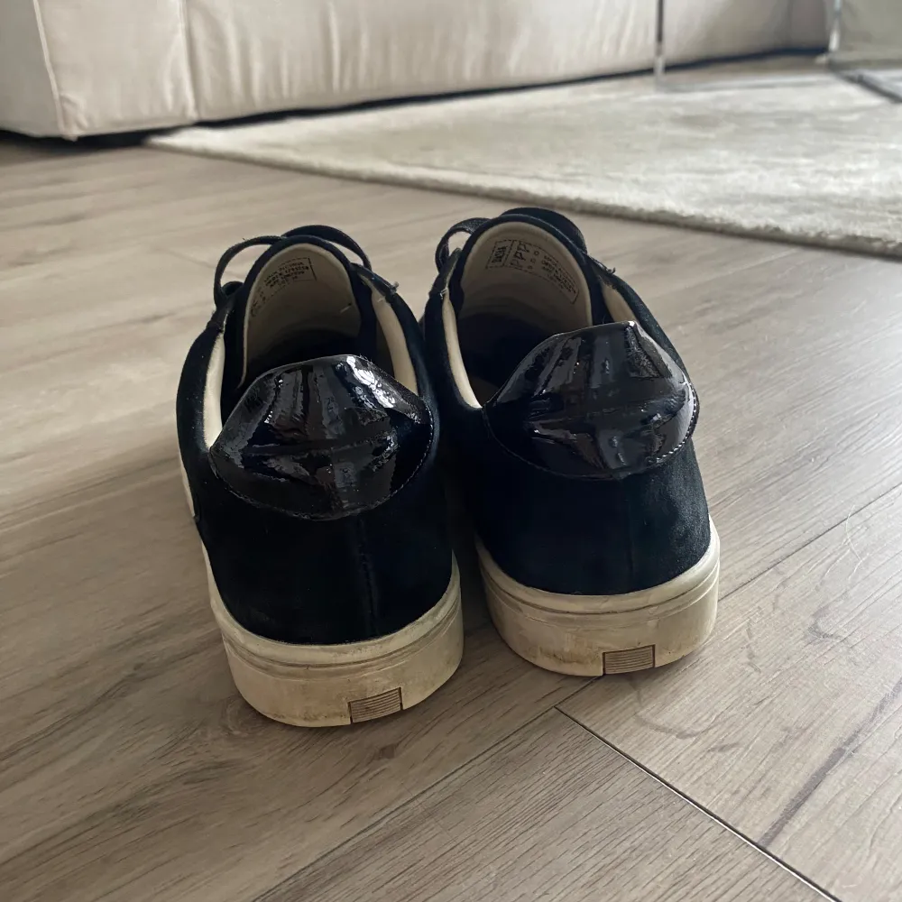 As snygga svarta sneakers med vit sula! Perfekta till vår och sommar. Använda några gånger därav smutsig sula annars är de i nyskick💕. Kengät.