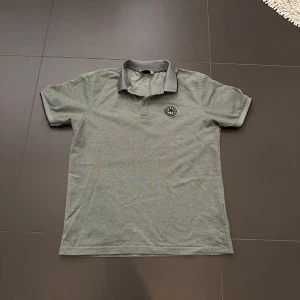 Burberry Piké  - Grön Burberry Piké i mycket bra skick! Enda är att bokstäverna som satt fast på kragen lossnat! Storlek: M passar S 