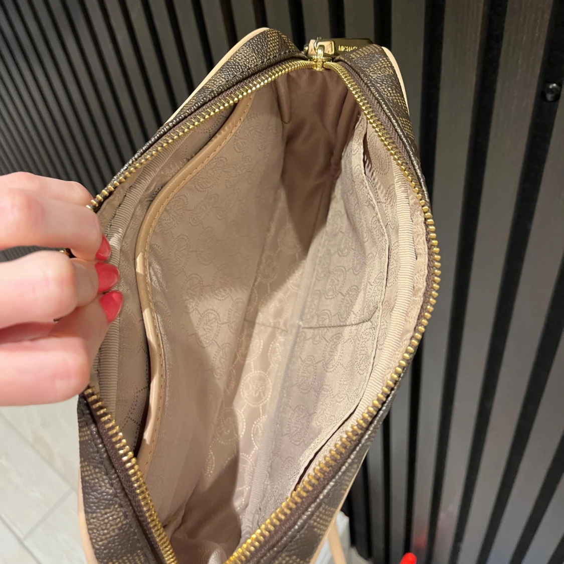 Brun axelväska från Michael Kors - 3