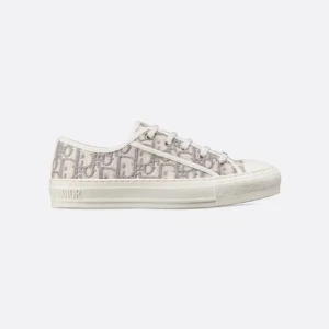 Walk’n dior sneakers 37 - Säljer nu mina älskade Walk’n dior sneakers i storlek 37 i den gråa färgen❤️ Så sjukt snygga och perfekta inför sommaren och våren. Har äkthetsbevis från Vestiaire Collective💫 De är använda men fortfarande i bra skick! Endast skorna tillkommer🥰Skriv gärna om du vill ha fler bilder!