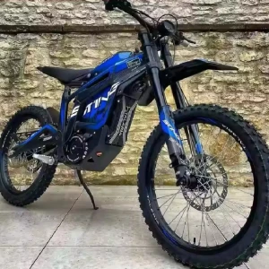 Blå elcykel Surron Light Bee - Säljer en blå Surron Light Bee elcykel med robust ram, grova däck och sportig design. Elmotorn sitter centralt och cykeln har skivbromsar fram och bak. Perfekt för dig som gillar fart och äventyr i terräng.