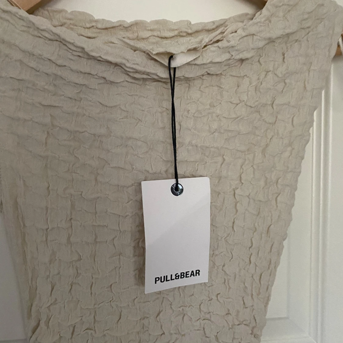 Krämfärgad oneshoulder långklänning från Pull&Bear - 2