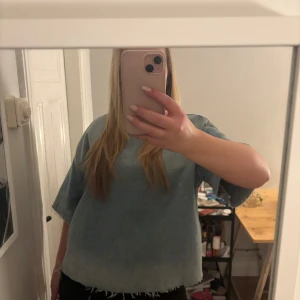 Blå jeansblus - Säljer en snygg blå jeanstshirt med korta ärmar. Aldrig använd och i mycket bra skick❤️‍🔥❤️‍🔥