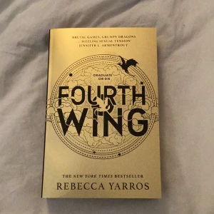 Fourth Wing - Säljer boken 'Fourth Wing' av Rebecca Yarros. En spännande fantasyroman och populär Booktok bok. Perfekt för dig som gillar fantasy och romatik. Boken är en New York Times bestseller, nästan nytt skick, prisvärd och på engelska. Betalas via plick! Köpt för runt 200 kr. Fri frakt idag!!