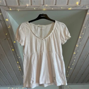Söt Odd Molly Topp - Super gullig topp från oss Molly, endast använd en gång! Alltså i super bra skick💗Säljer då jag inte använt den på länge. Strl 1 vilket motsvarar typ XS/S🌸
