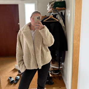 Teddy jacka  - Snygg beige teddy jacka som är köpt ifrån Design By Amor💕Aldrig fått användning för jackan så den är i ett ny skick😊Köpt för ca 500 kr
